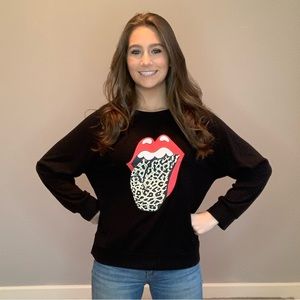 Cute long sleeve lips top!
